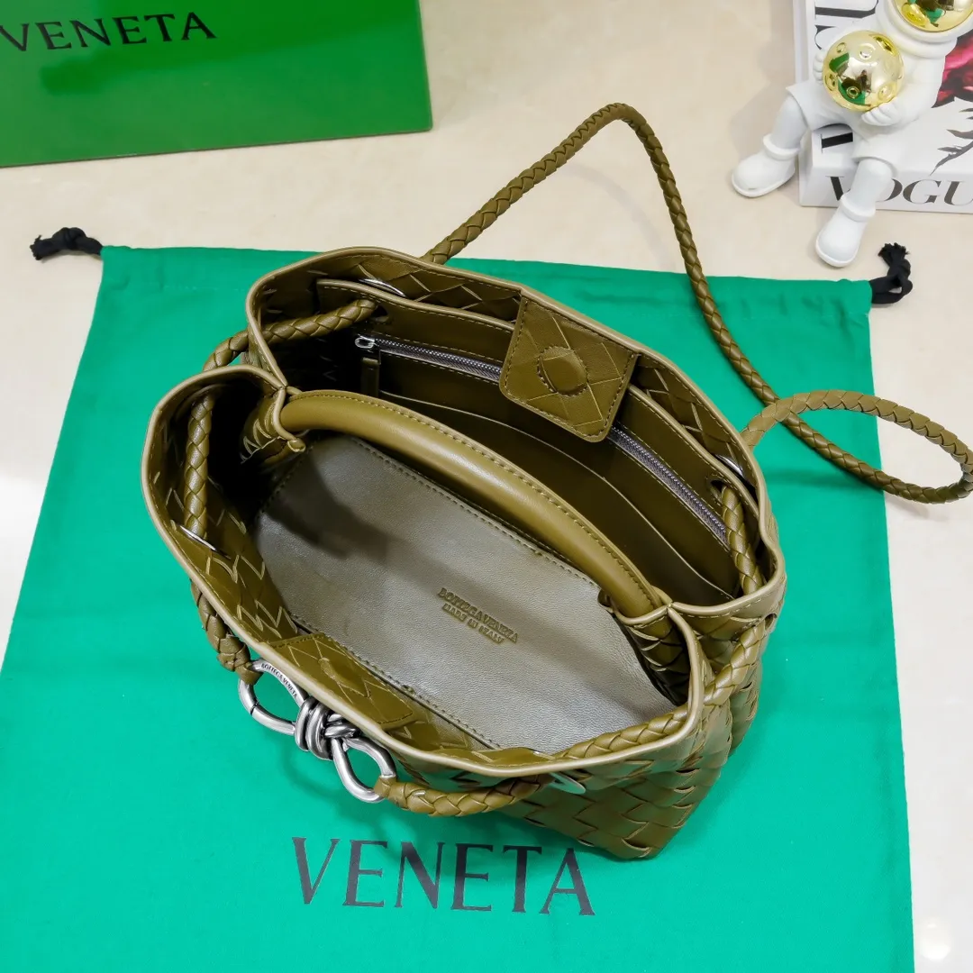 Batch 1860 B's 2024 spring and summer new style continues the brand's woven style with detailed metal knot switch buckles. This time, the shoulder straps are also made into tube weaves, showing different craftsmanship. The carrying method is versatile to create more different styles. Intrecciato woven leather small handbag, equipped with sliding crossbody strap. Internal compartments, including 1 zipper pocket and 2 open pockets with magnetic buckle closure. Size: 25*20*10cm, model: 7463#